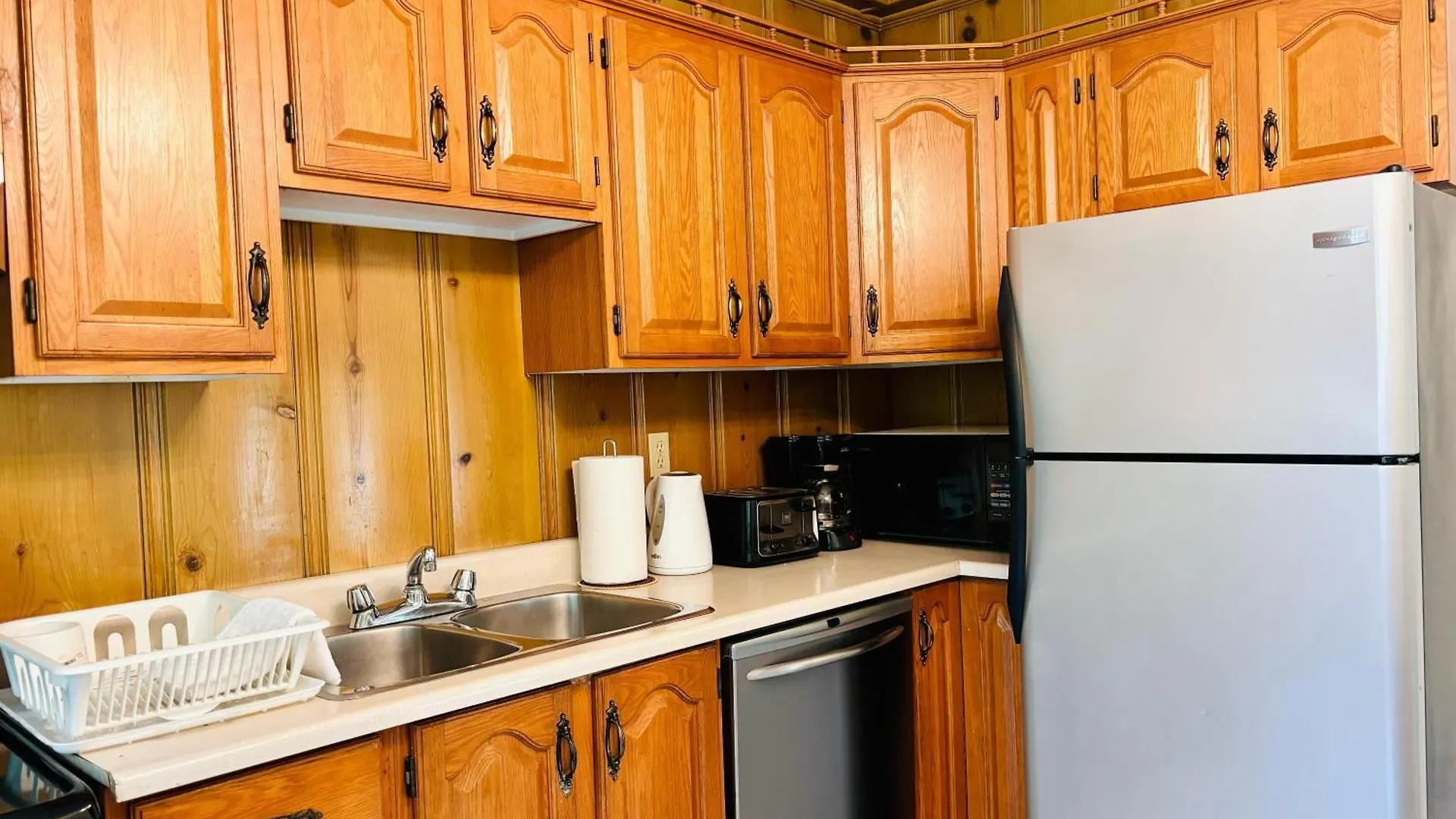 Sunlit Haven Apartment - Free Parking Montreal Canada
