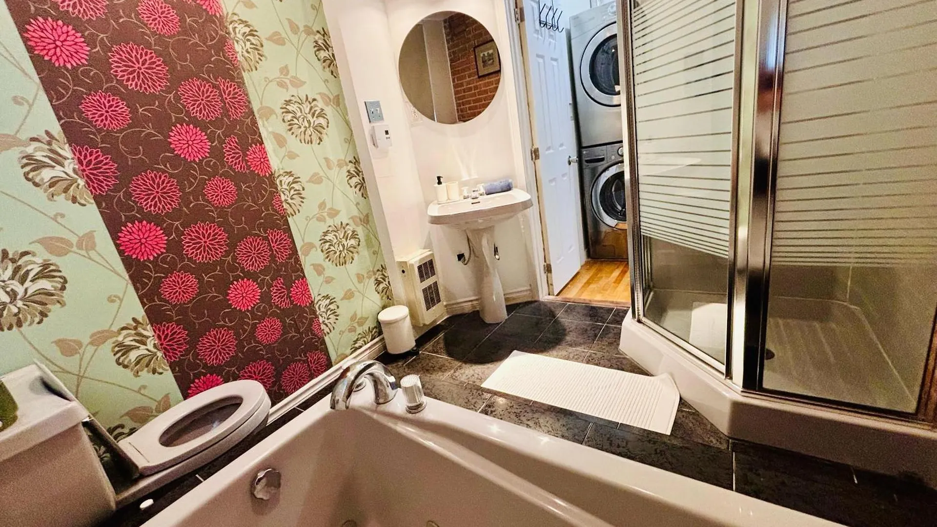 Sunlit Haven Apartment - Free Parking Montreal
