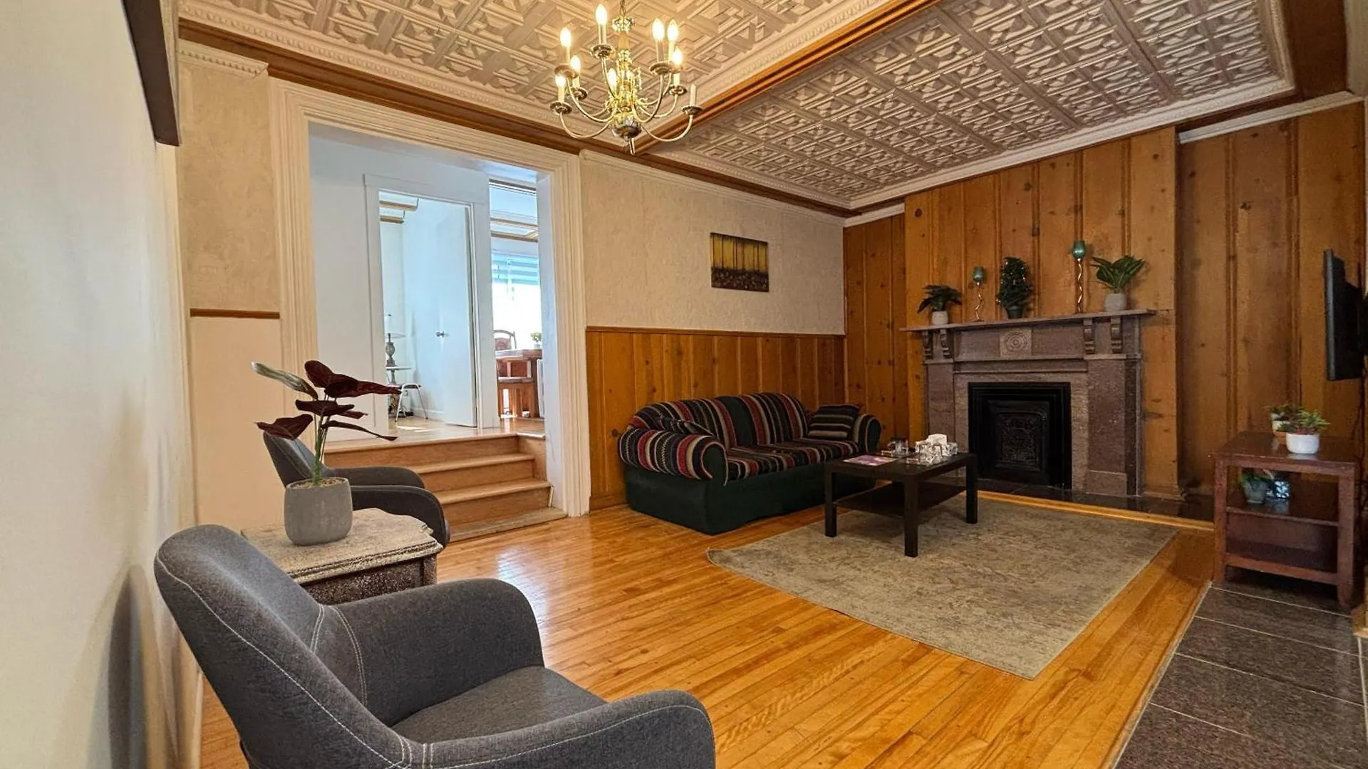 Sunlit Haven Apartment - Free Parking Montreal