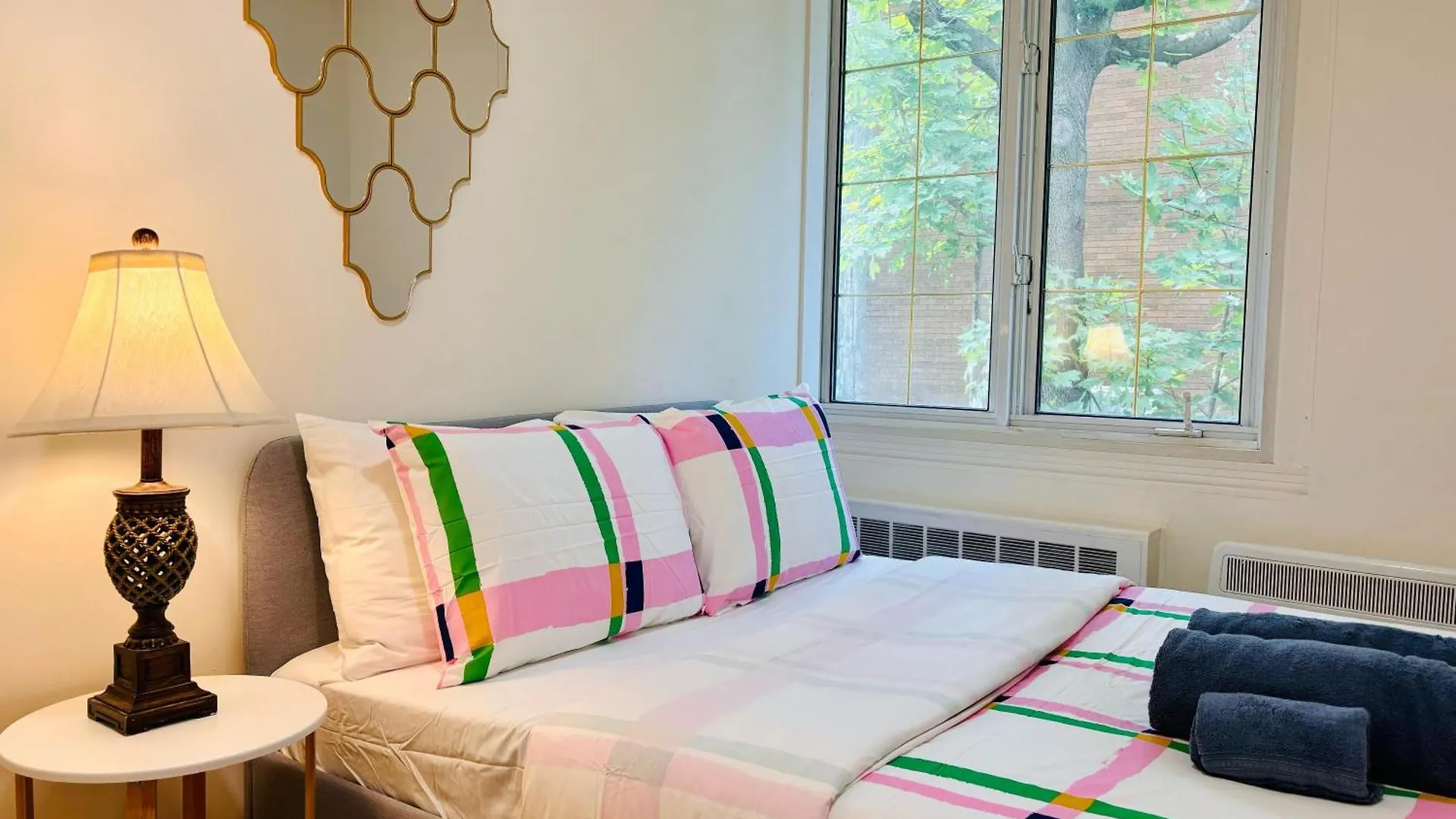 Sunlit Haven Apartment - Free Parking Montreal