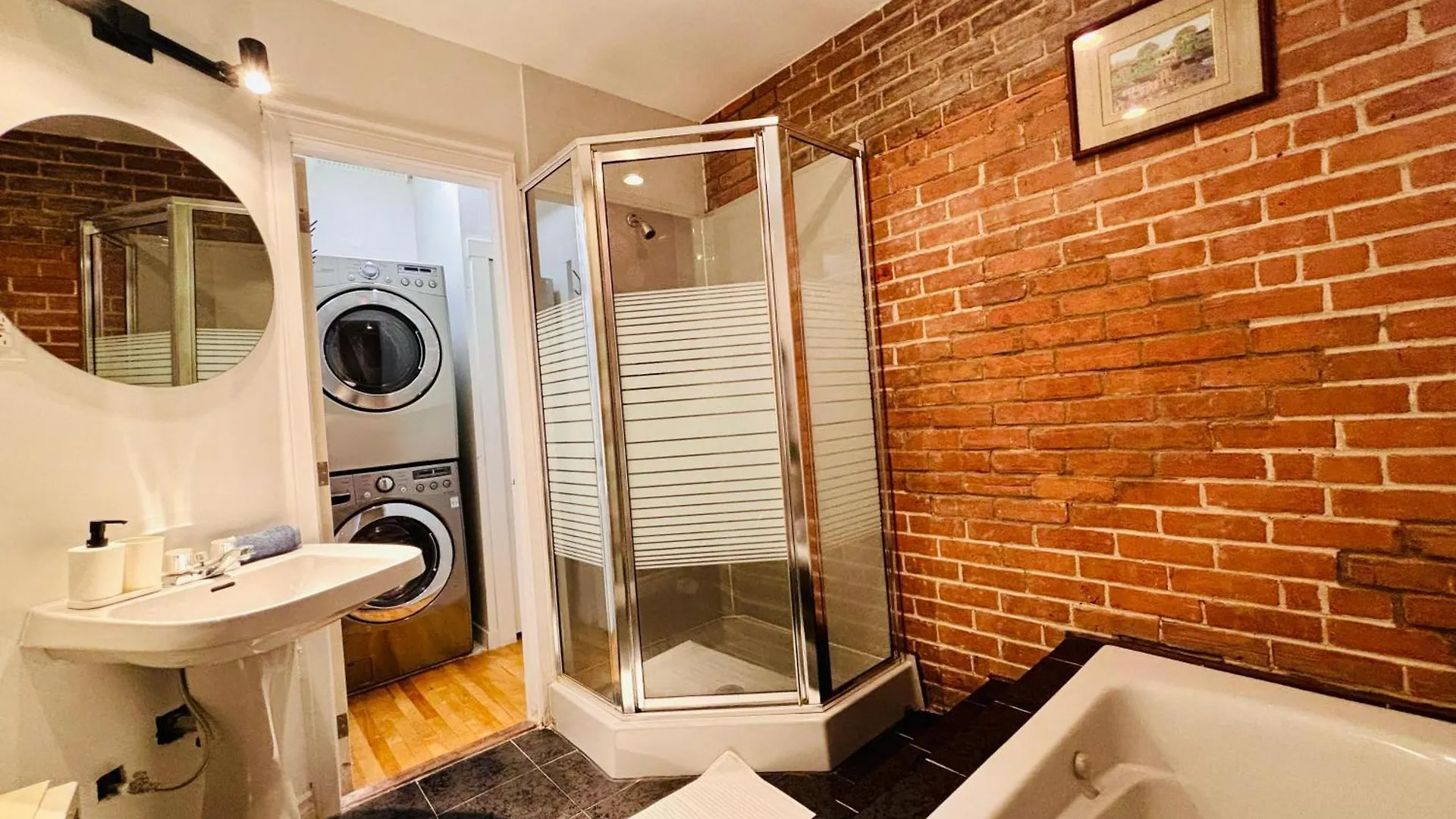 Sunlit Haven Apartment - Free Parking Montreal Canada