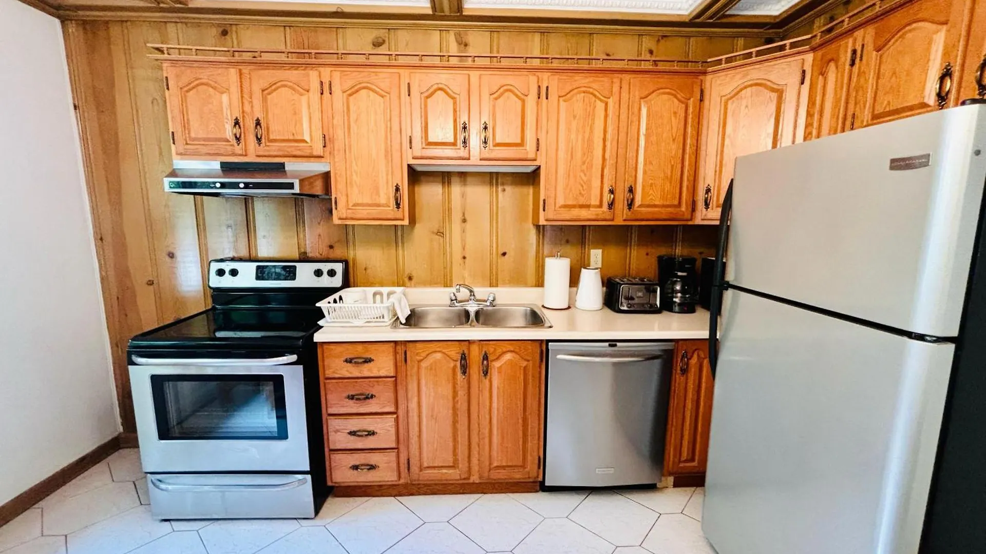 Sunlit Haven Apartment - Free Parking Montreal