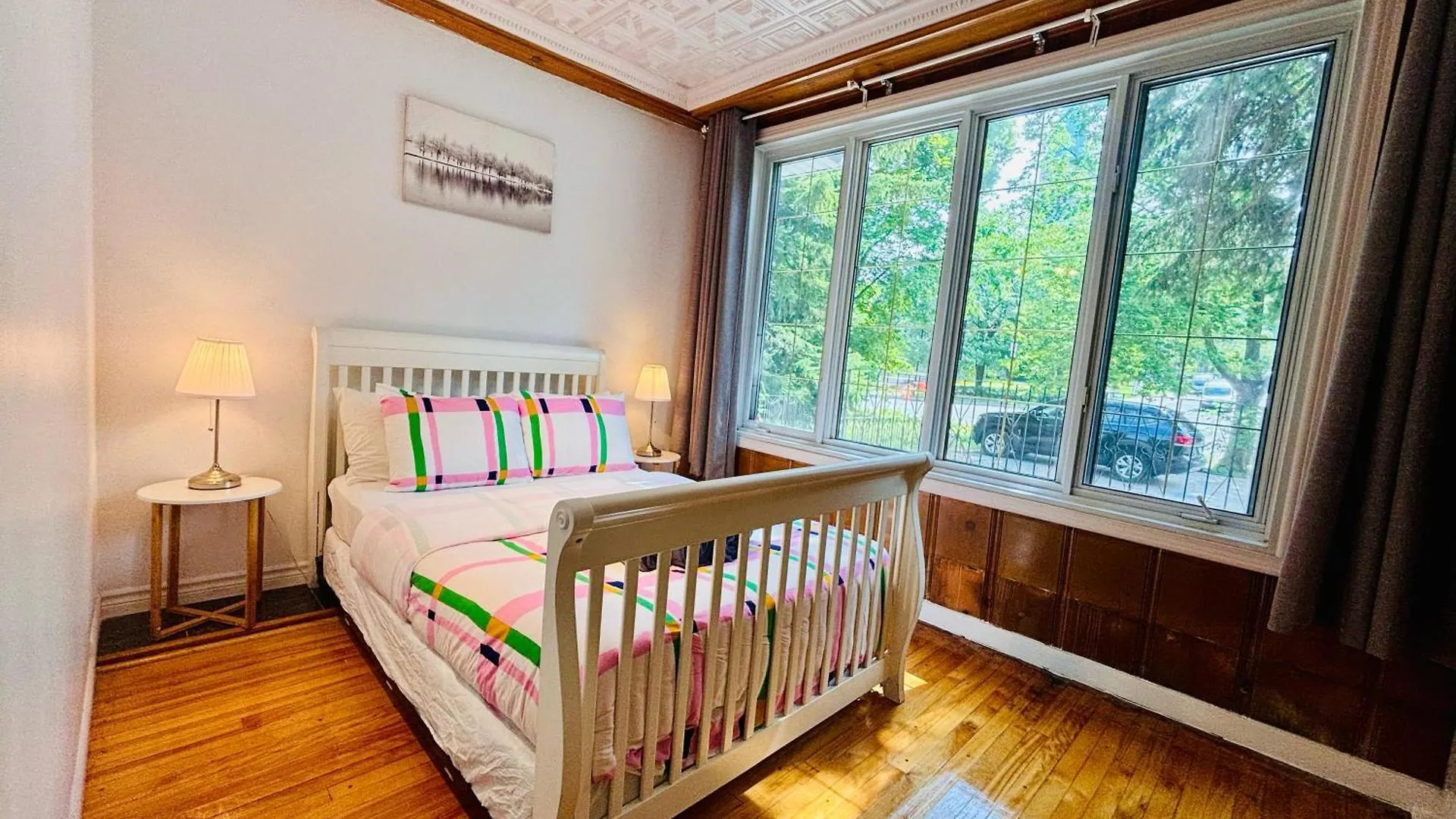 Sunlit Haven Apartment - Free Parking Montreal Canada