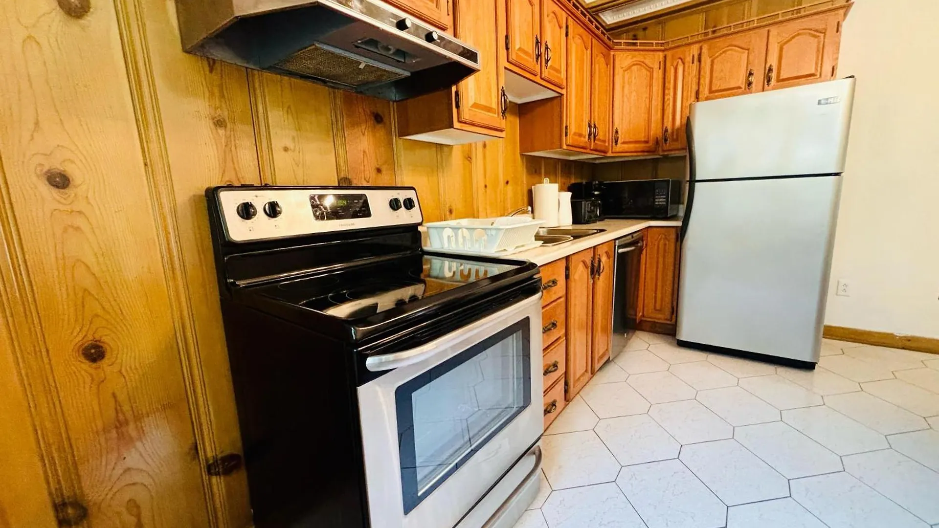 Sunlit Haven Apartment - Free Parking Montreal