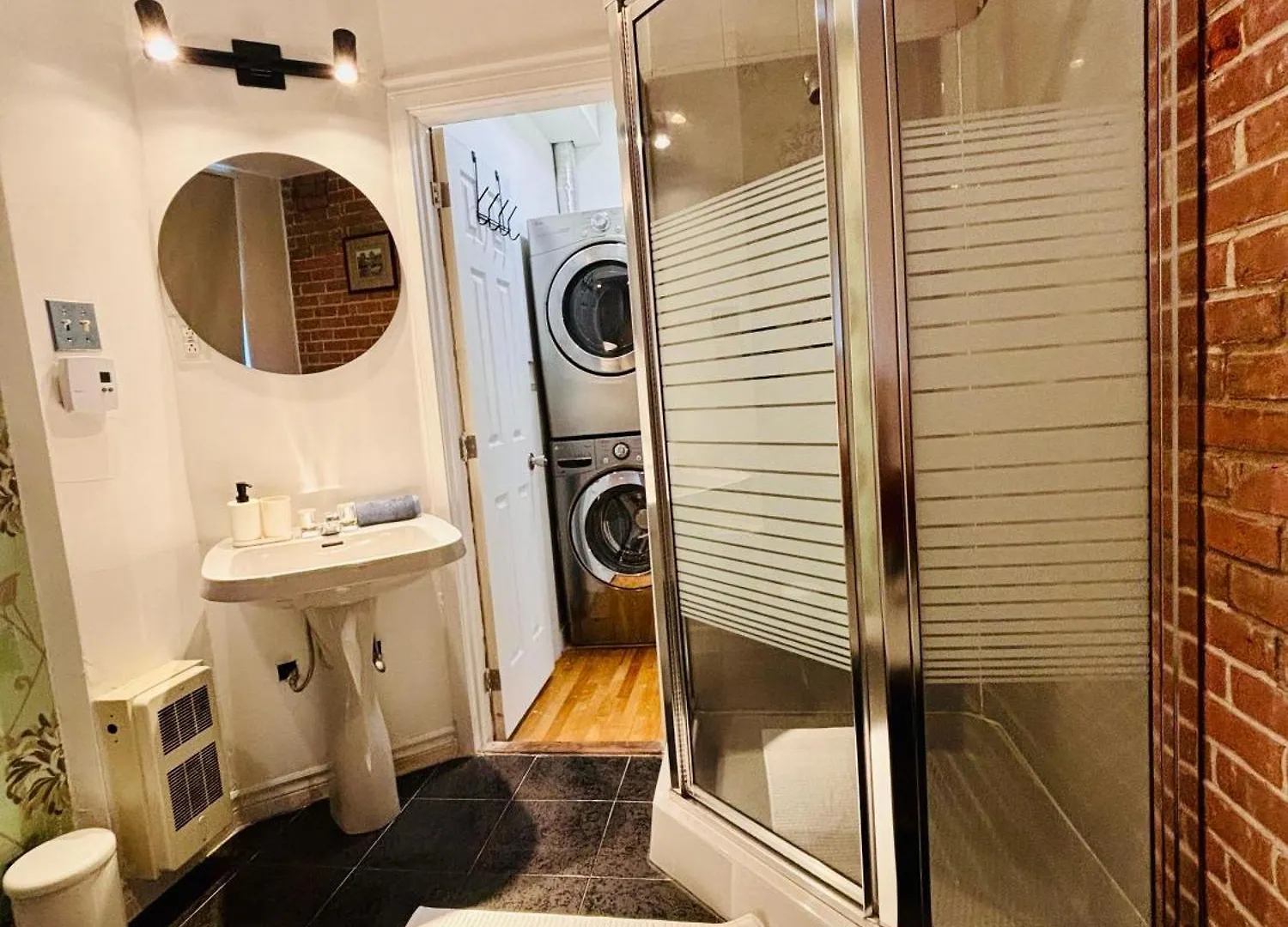 Sunlit Haven Apartment - Free Parking Montreal