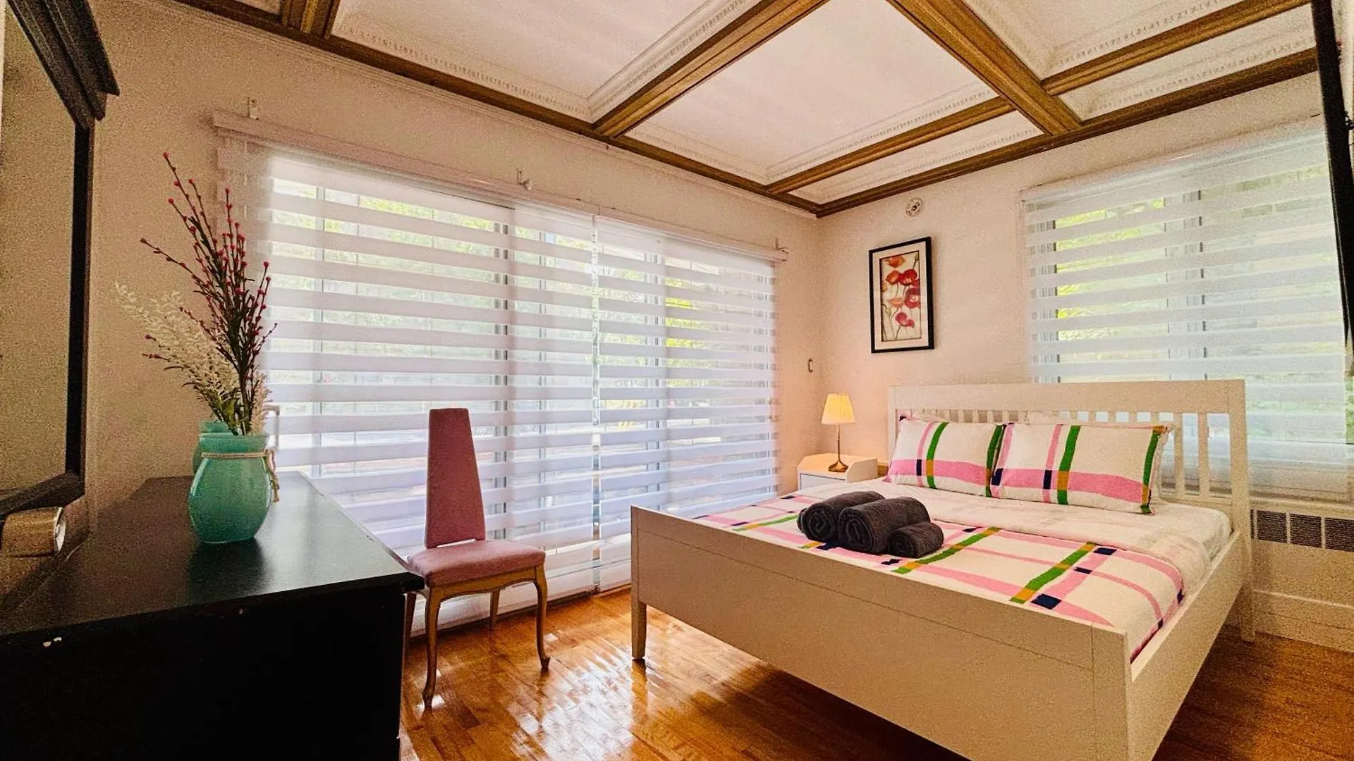 Sunlit Haven Apartment - Free Parking Montreal