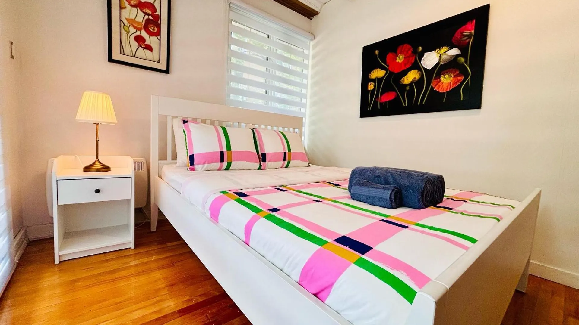 Sunlit Haven Apartment - Free Parking Montreal Canada