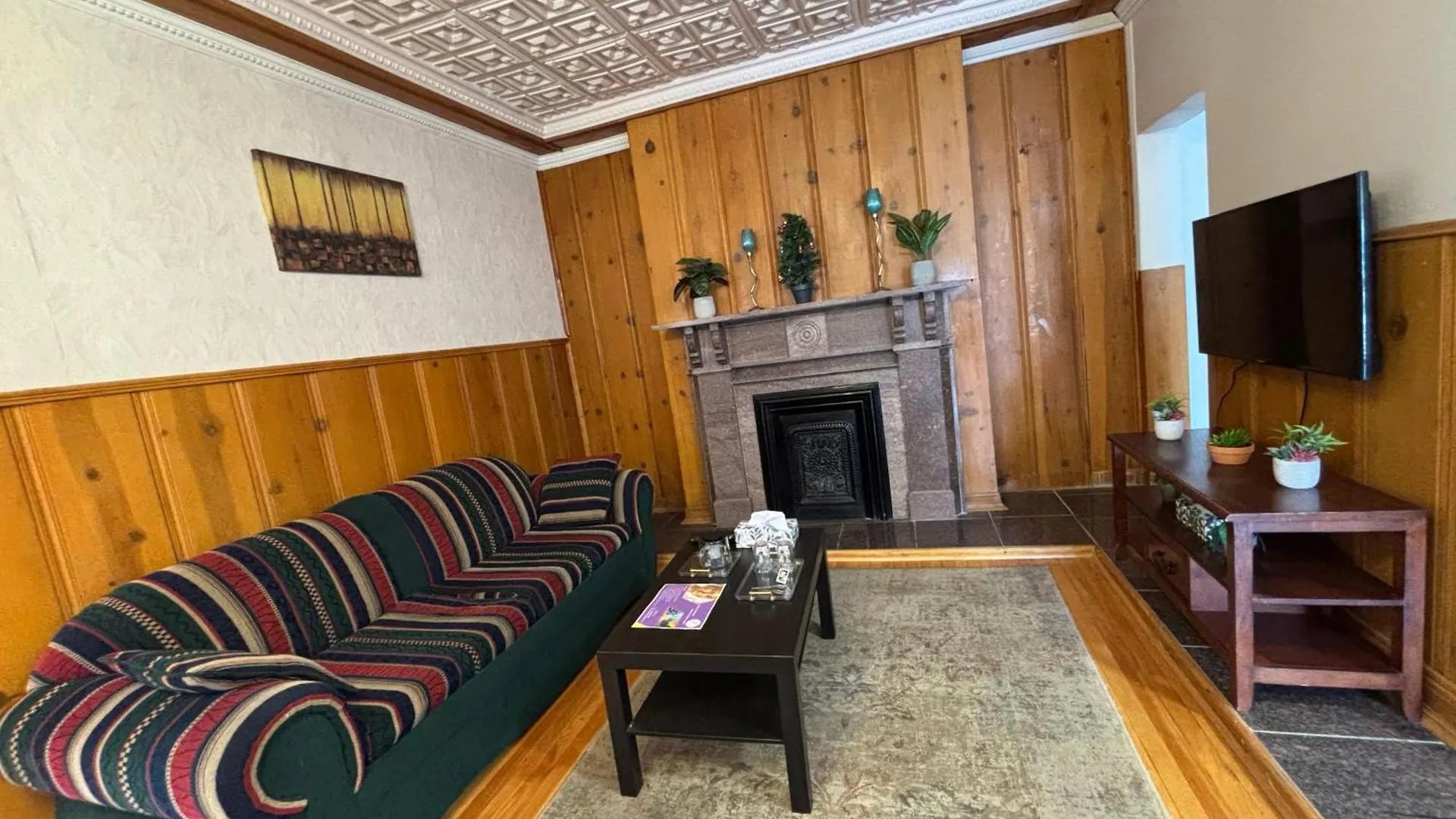 Sunlit Haven Apartment - Free Parking Montreal