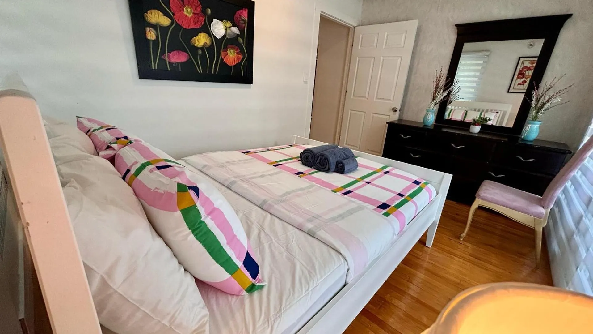 Sunlit Haven Apartment - Free Parking Montreal 0*,  Canada