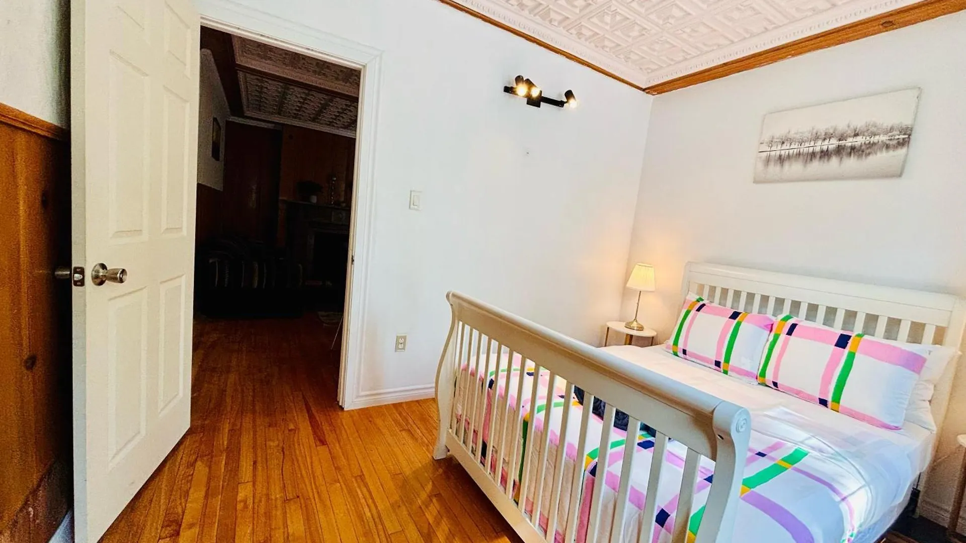 Sunlit Haven Apartment - Free Parking Montreal 0*,  Canada