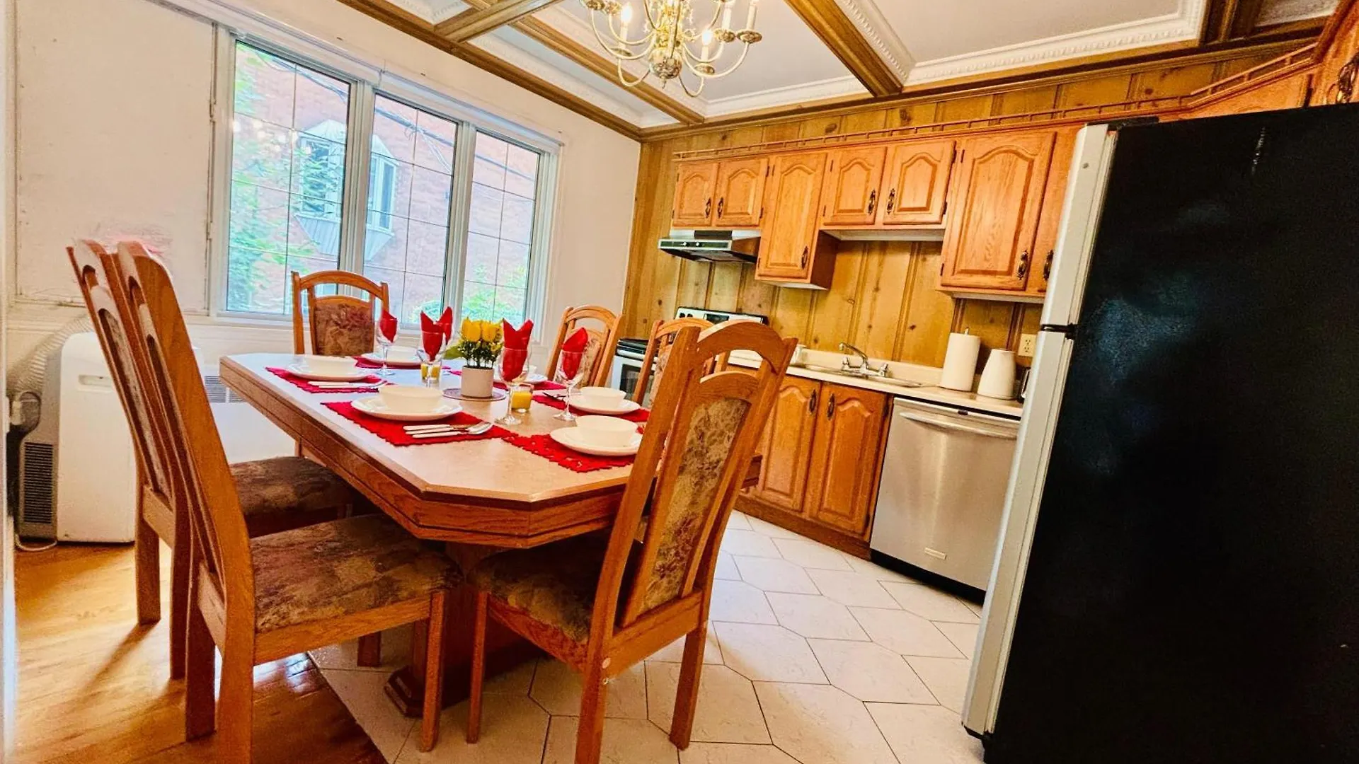 Sunlit Haven Apartment - Free Parking Montreal